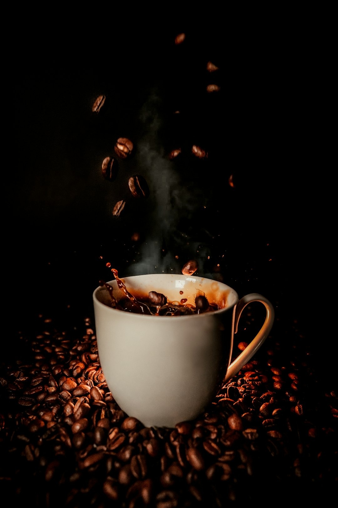 Koffie, koffie, koffie, Nederlanders drinken de hele dag door koffie.