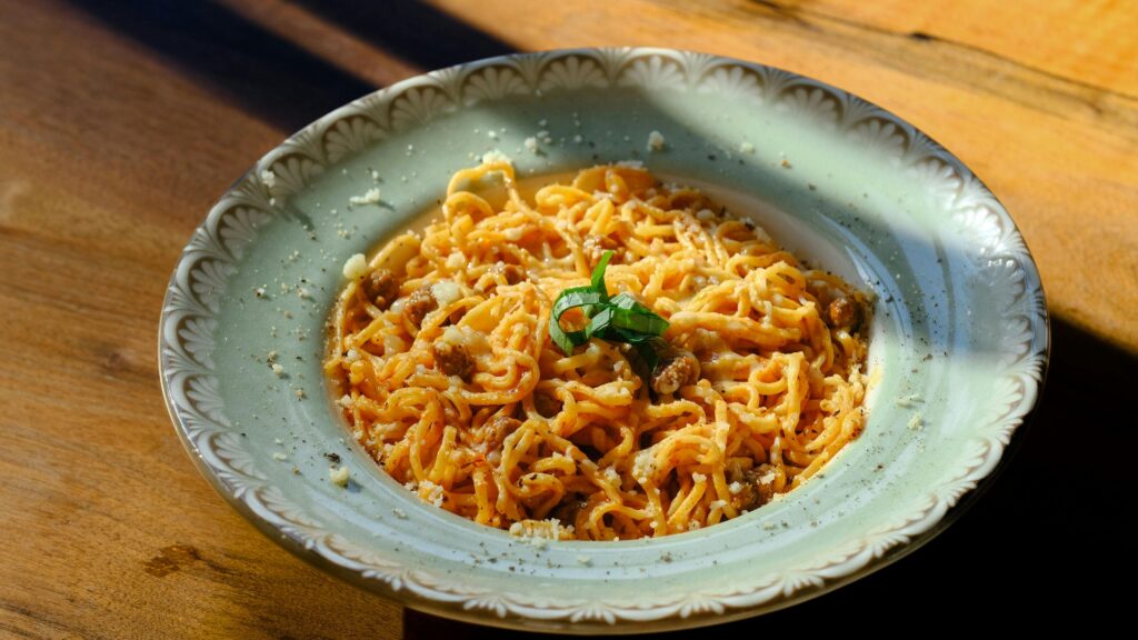 Pasta Carbonara op een mint groen bord