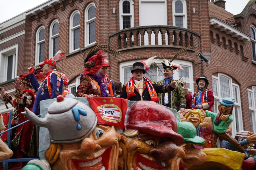 Een carnavals praalwagen i n het zuiden van het land