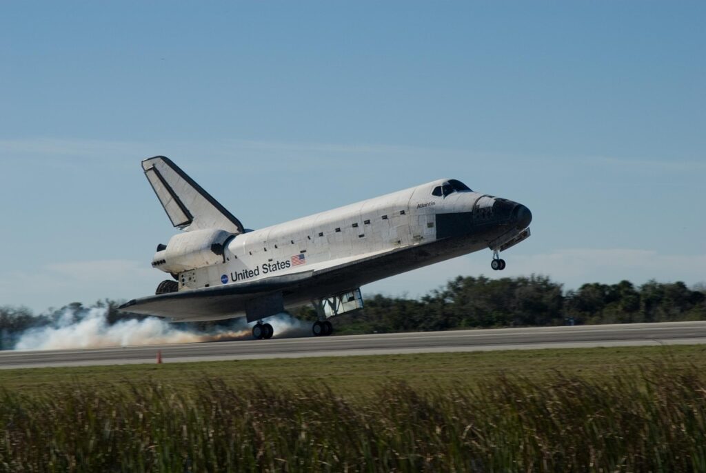 De space shuttle in de landing