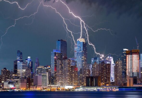 Een bliksem boven een paar wolkenkrabbers