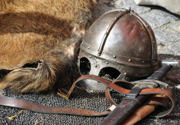 Een viking helm en zwaard