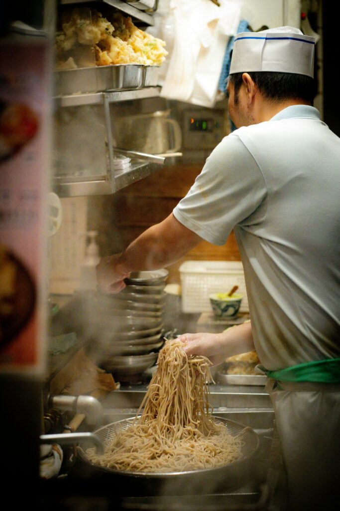 Een kok aan het werk in Tokyo
