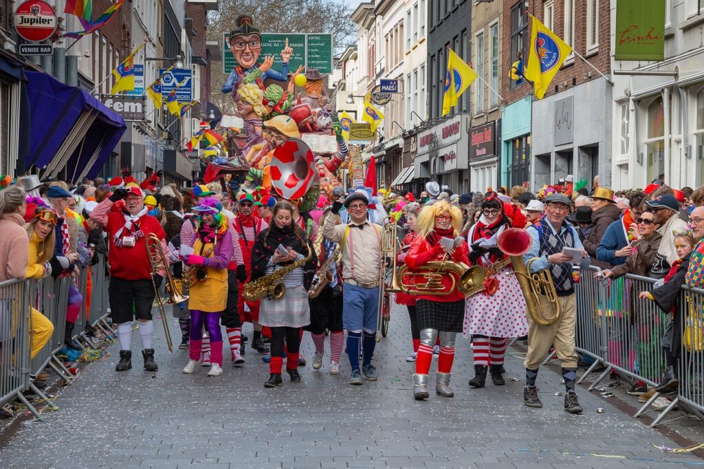 een groep mensen in een carnavalsoptocht in Belgie