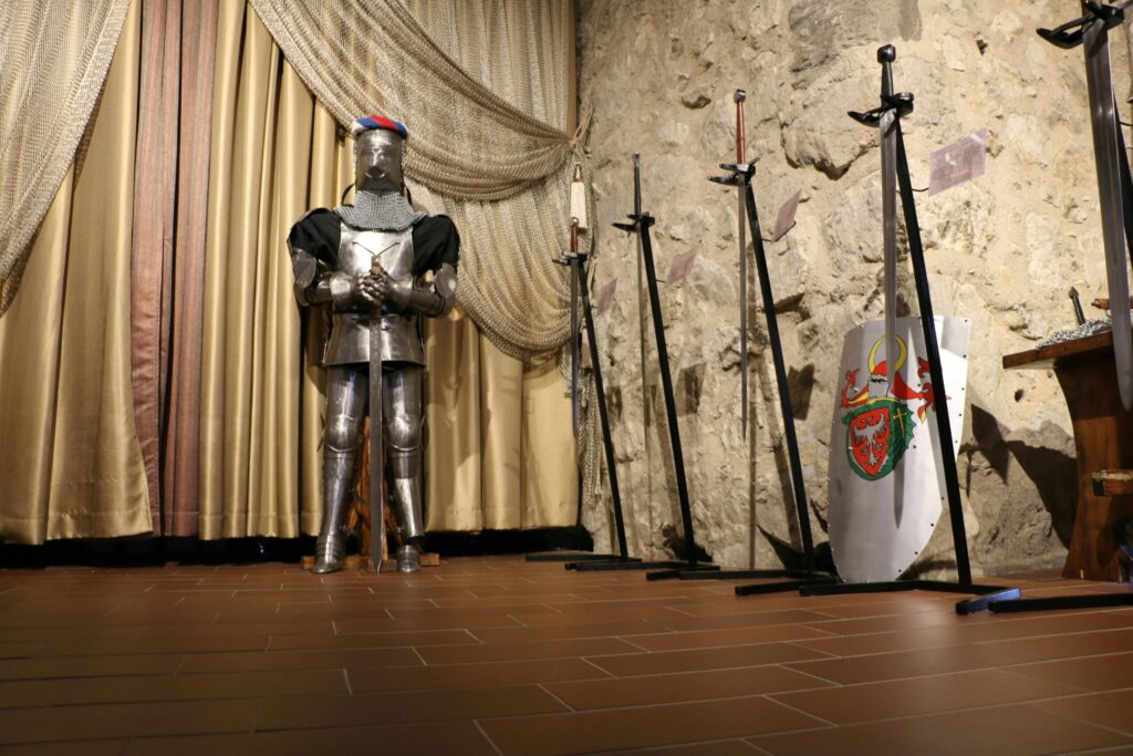 Een Ridderharnas en ridder wapens